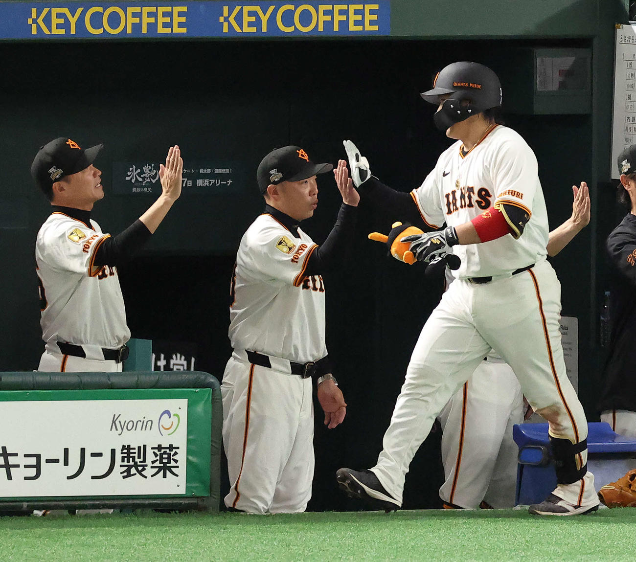 巨人対ヤクルト　4回裏巨人1死一塁、左越え2点本塁打で生還する甲斐（右）を迎える阿部監督（撮影・河田真司）