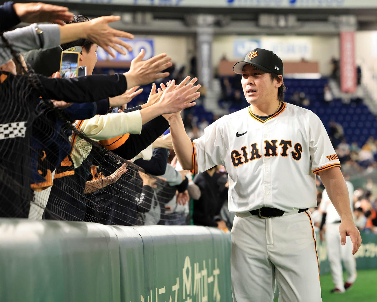 巨人対ヤクルト　場内1周でファンとハイタッチする巨人甲斐（撮影・浅見桂子）