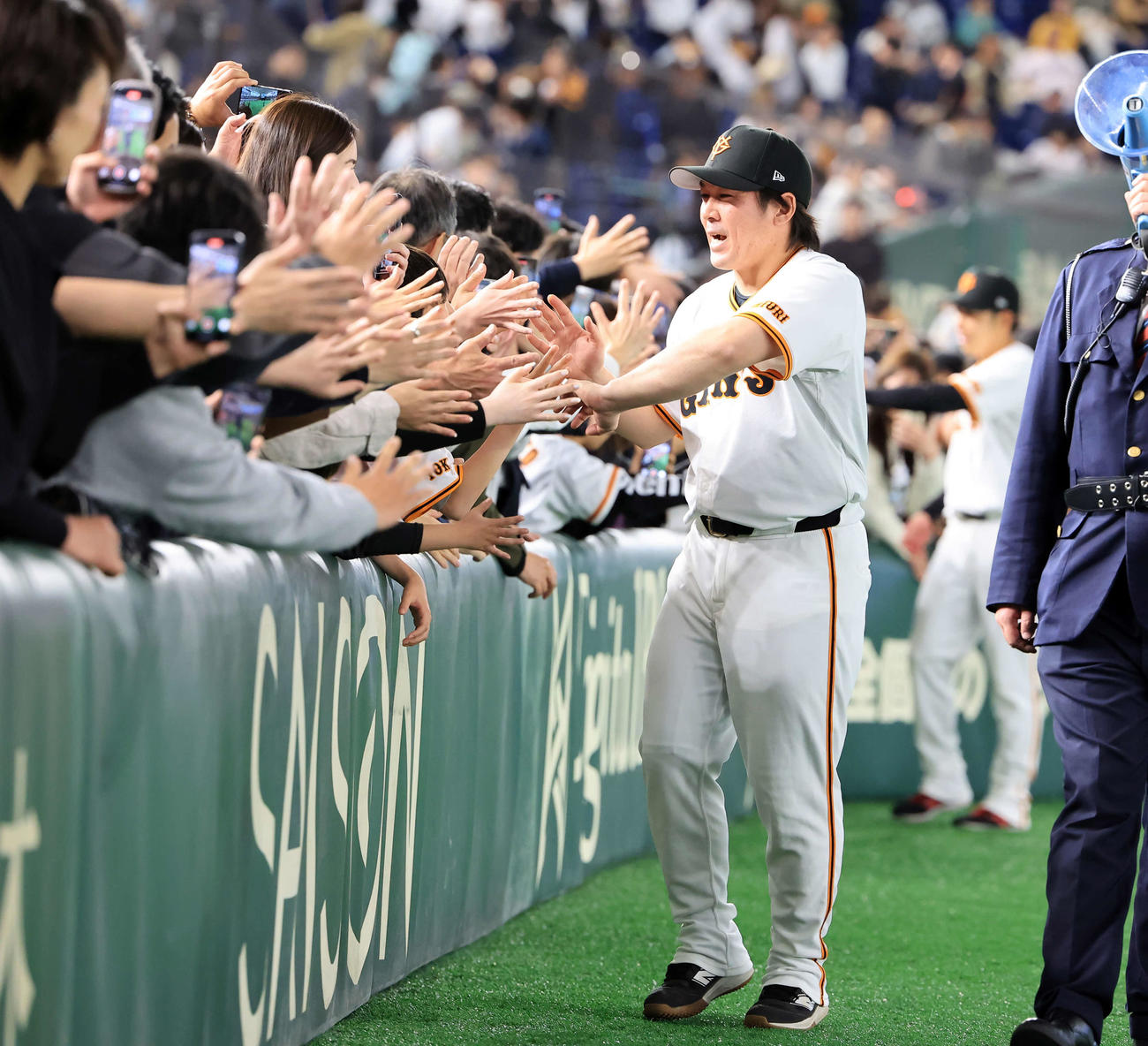 巨人対ヤクルト　場内1周でファンとハイタッチする巨人甲斐（撮影・浅見桂子）