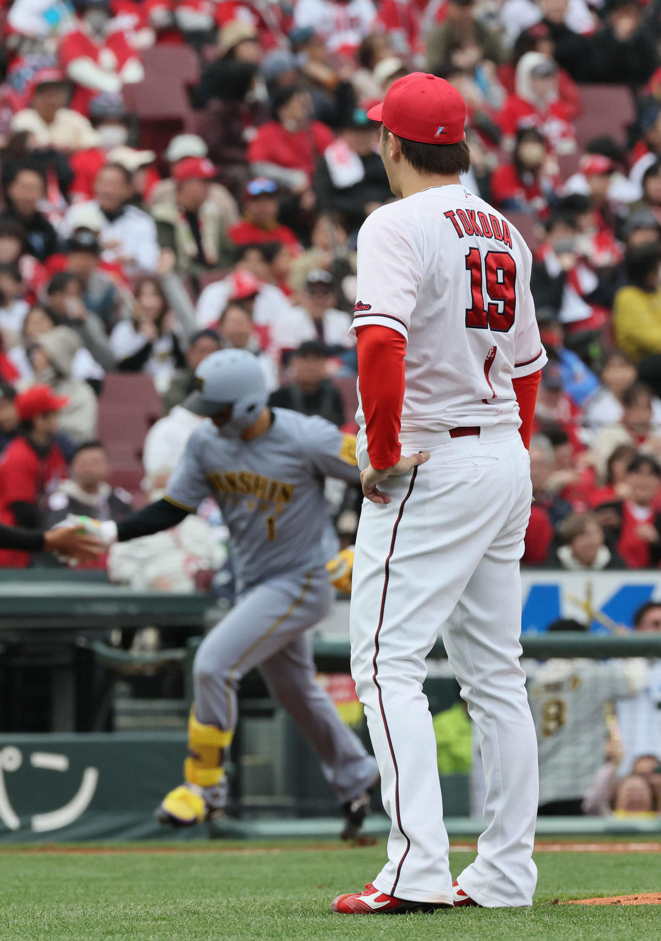 広島対阪神　6回表阪神2死二塁、森下に逆転の左越え2点本塁打を浴びた床田（撮影・加藤孝規）