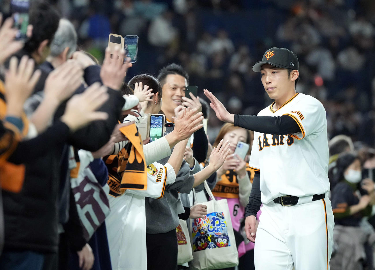 巨人対ヤクルト　今季初勝利を挙げファンとハイタッチをする巨人赤星（撮影・たえ見朱実）
