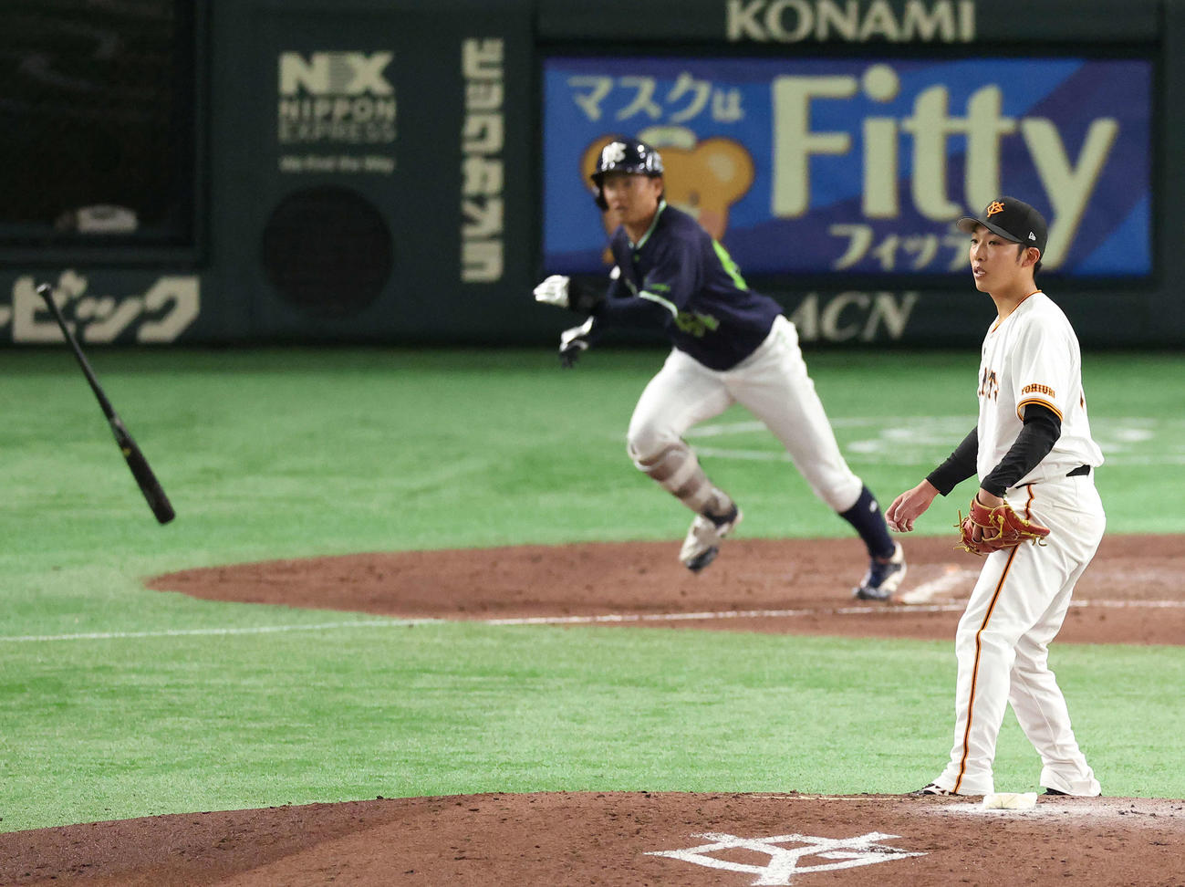 巨人対ヤクルト　4回表ヤクルト1死、岩田に右前打を浴びる赤星（撮影・河田真司）