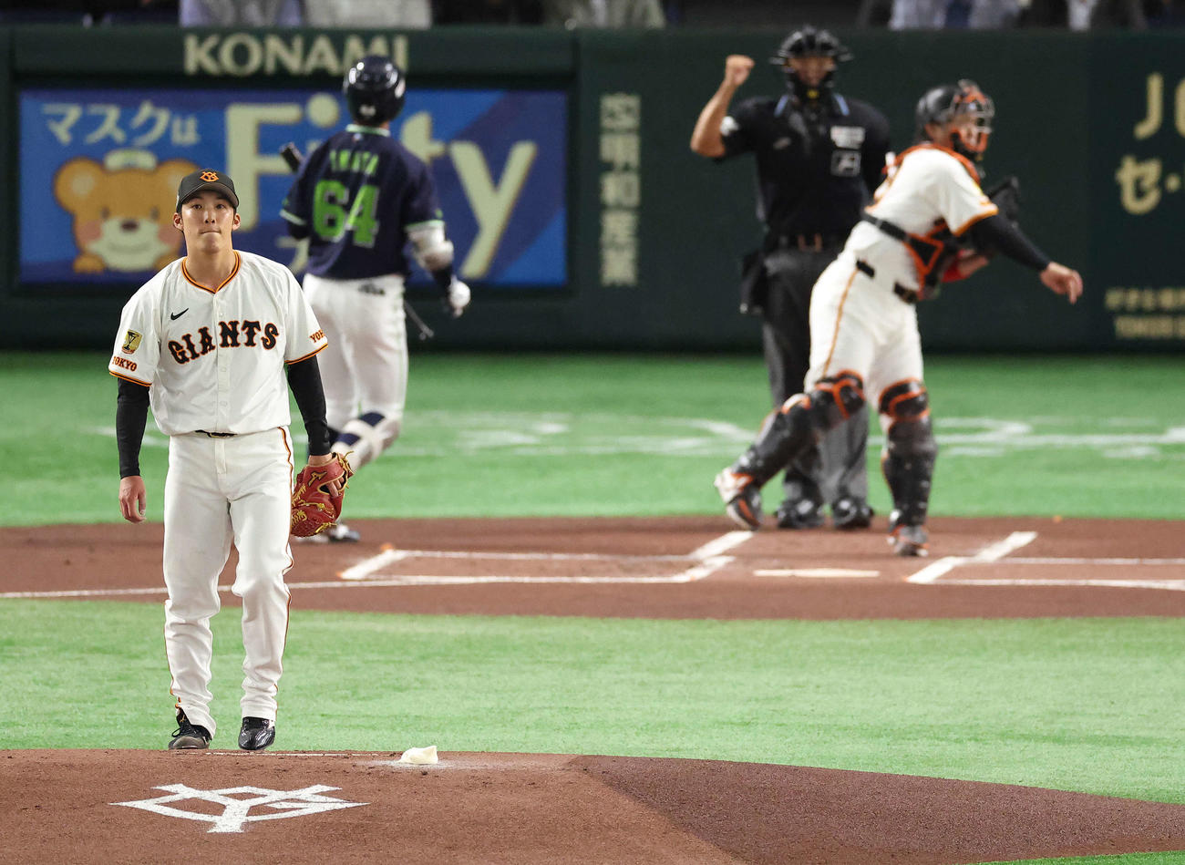 巨人対ヤクルト　1回表ヤクルト1死、岩田を空振り三振に仕留める赤星（撮影・河田真司）