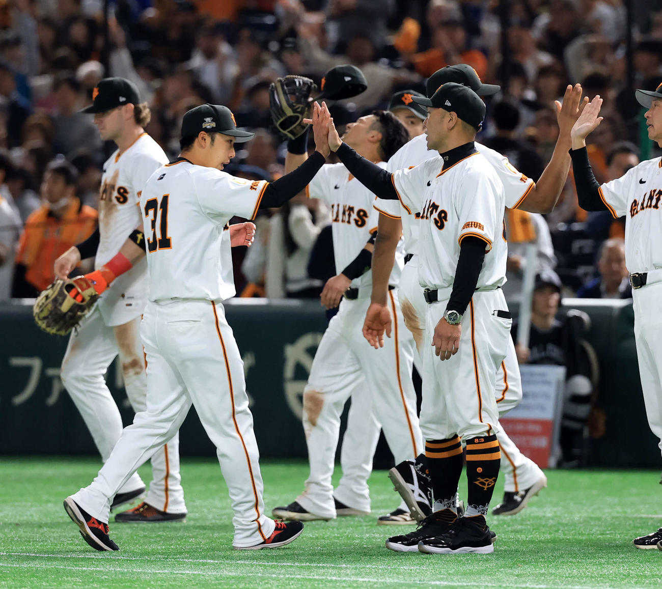 巨人対ヤクルト　勝利投手の巨人赤星〔左）をハイタッチで迎える阿部監督（撮影・浅見桂子）