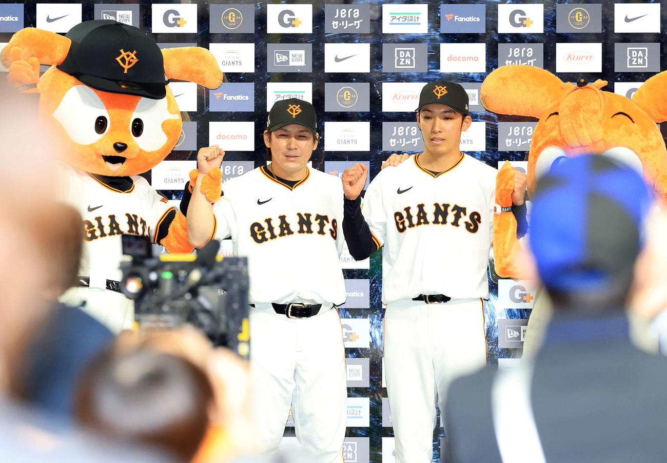 巨人対ヤクルト　ヒーローインタビュー後、笑顔でガッツポーズする巨人甲斐〔左）と赤星（撮影・浅見桂子）