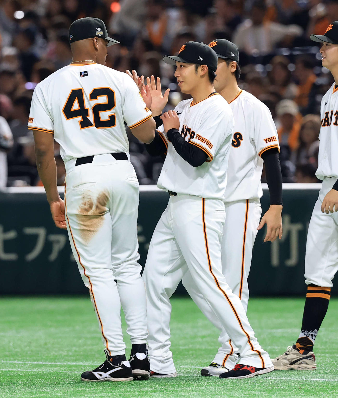 巨人対ヤクルト　勝利投手の巨人赤星〔中央）はヘルナンデスら選手から祝福される（撮影・浅見桂子）