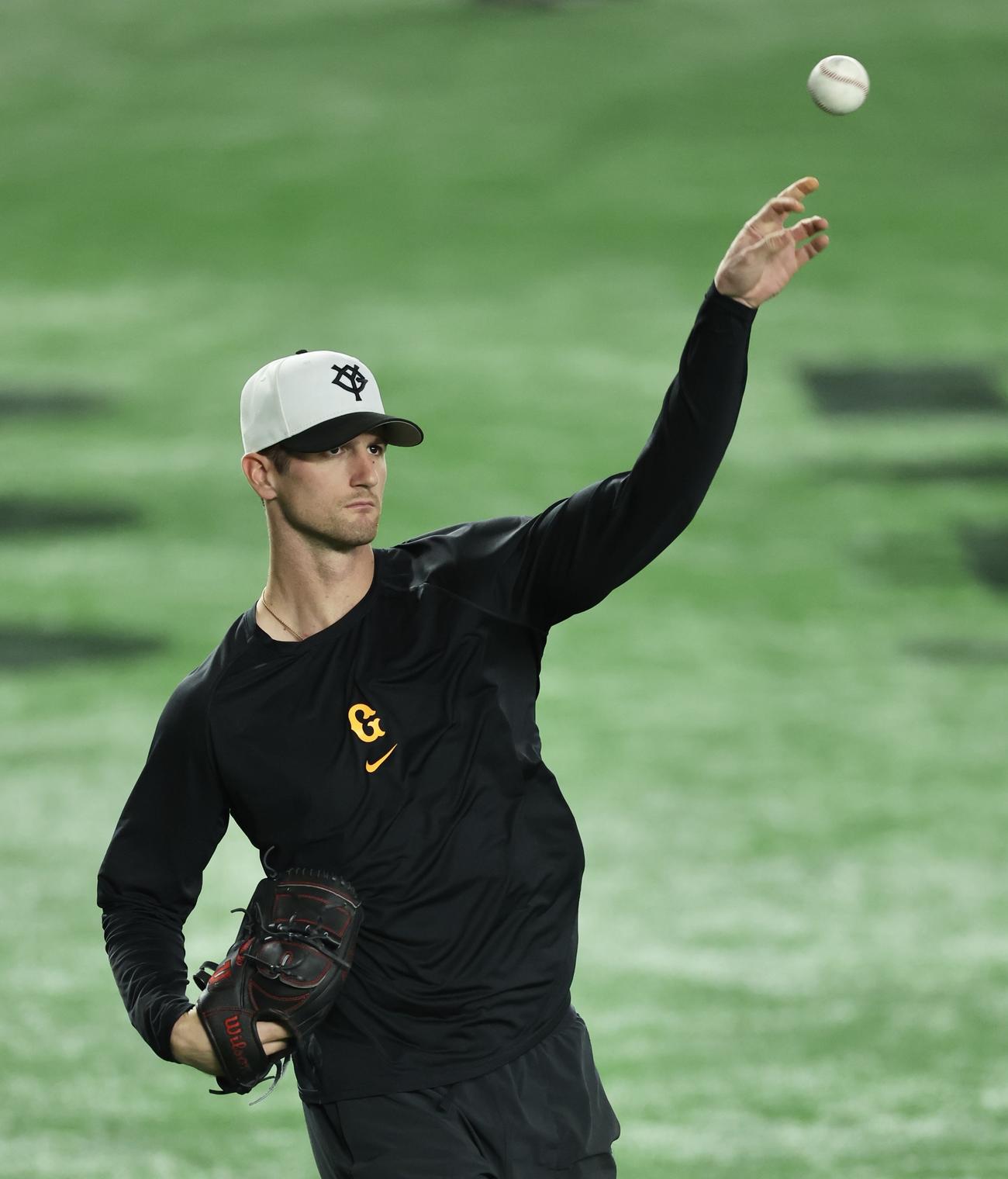 巨人対ヤクルト　試合前、キャッチボールする巨人グリフィン（撮影・河田真司）