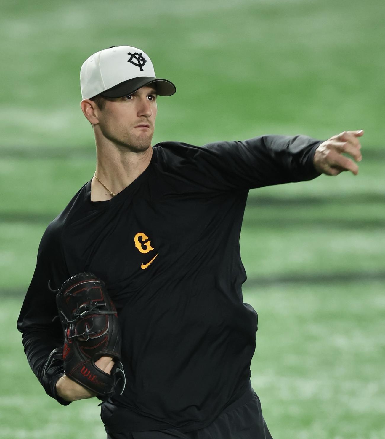 巨人対ヤクルト　試合前、キャッチボールする巨人グリフィン（撮影・河田真司）