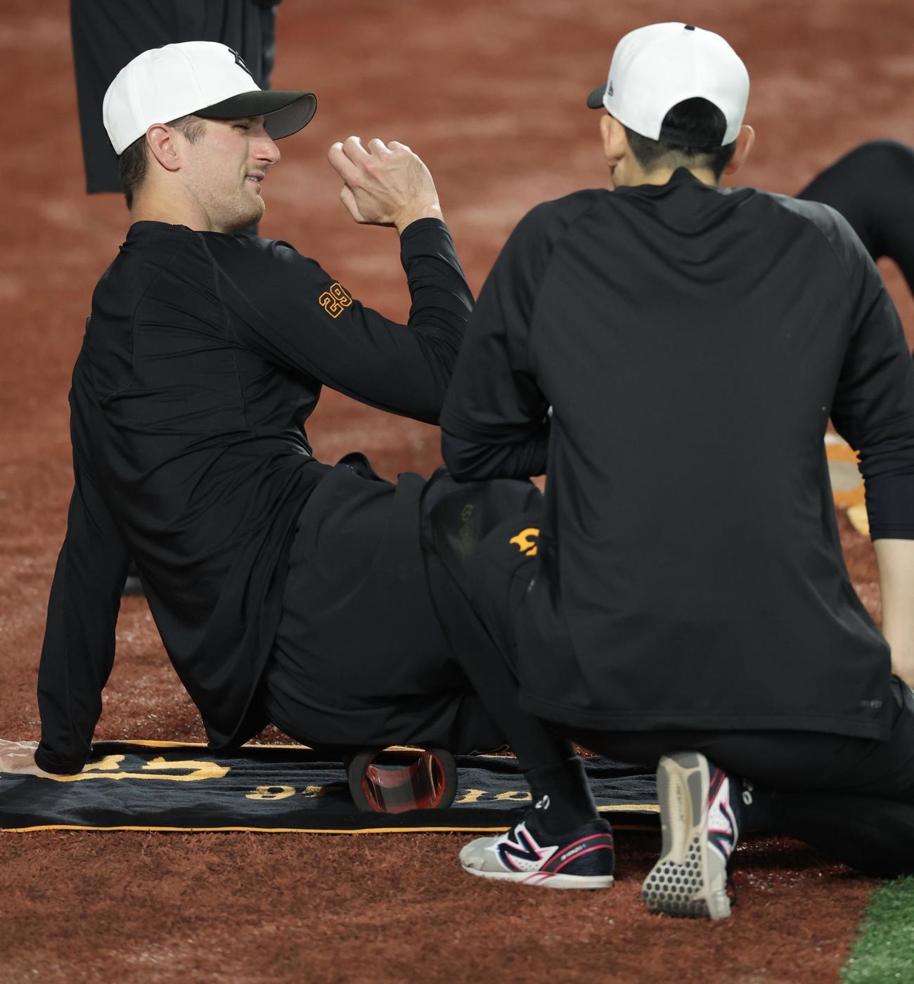 巨人対ヤクルト　試合前、戸郷（右）と言葉を交わす巨人グリフィン（撮影・河田真司）
