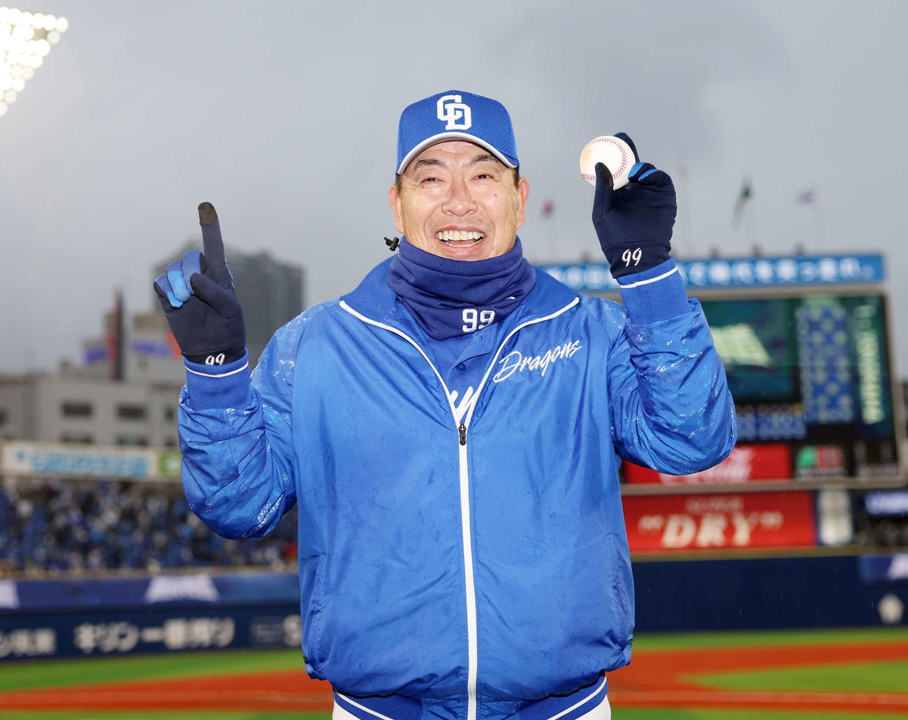 DeNA対中日　監督初勝利し笑顔を見せる中日井上監督（撮影・鈴木正人）　
