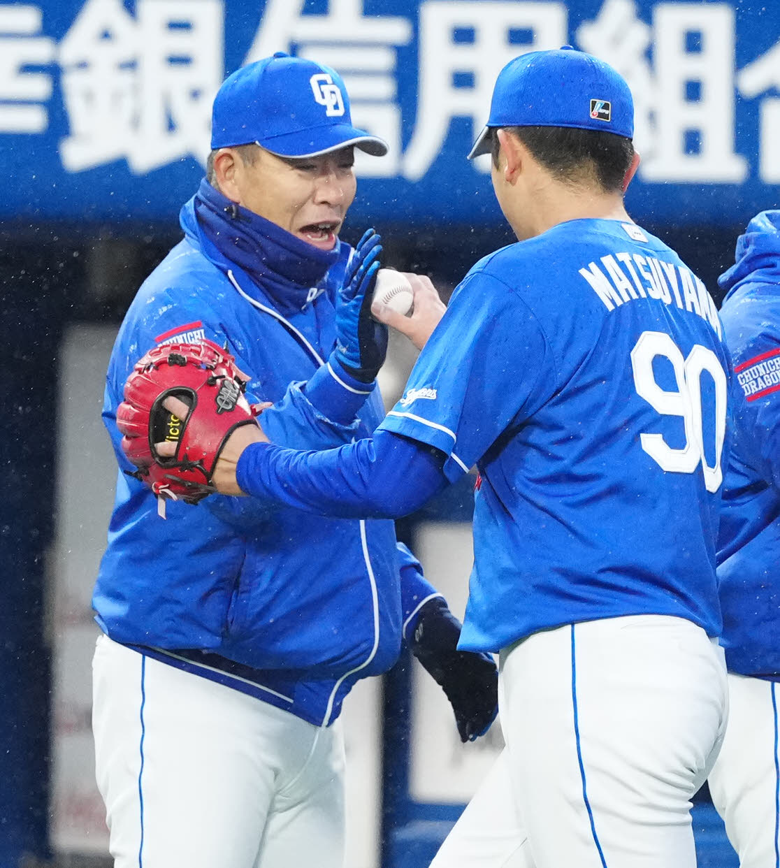 DeNA対中日　試合後、勝利球を中日松山（右）から受け取る井上監督（撮影・江口和貴）