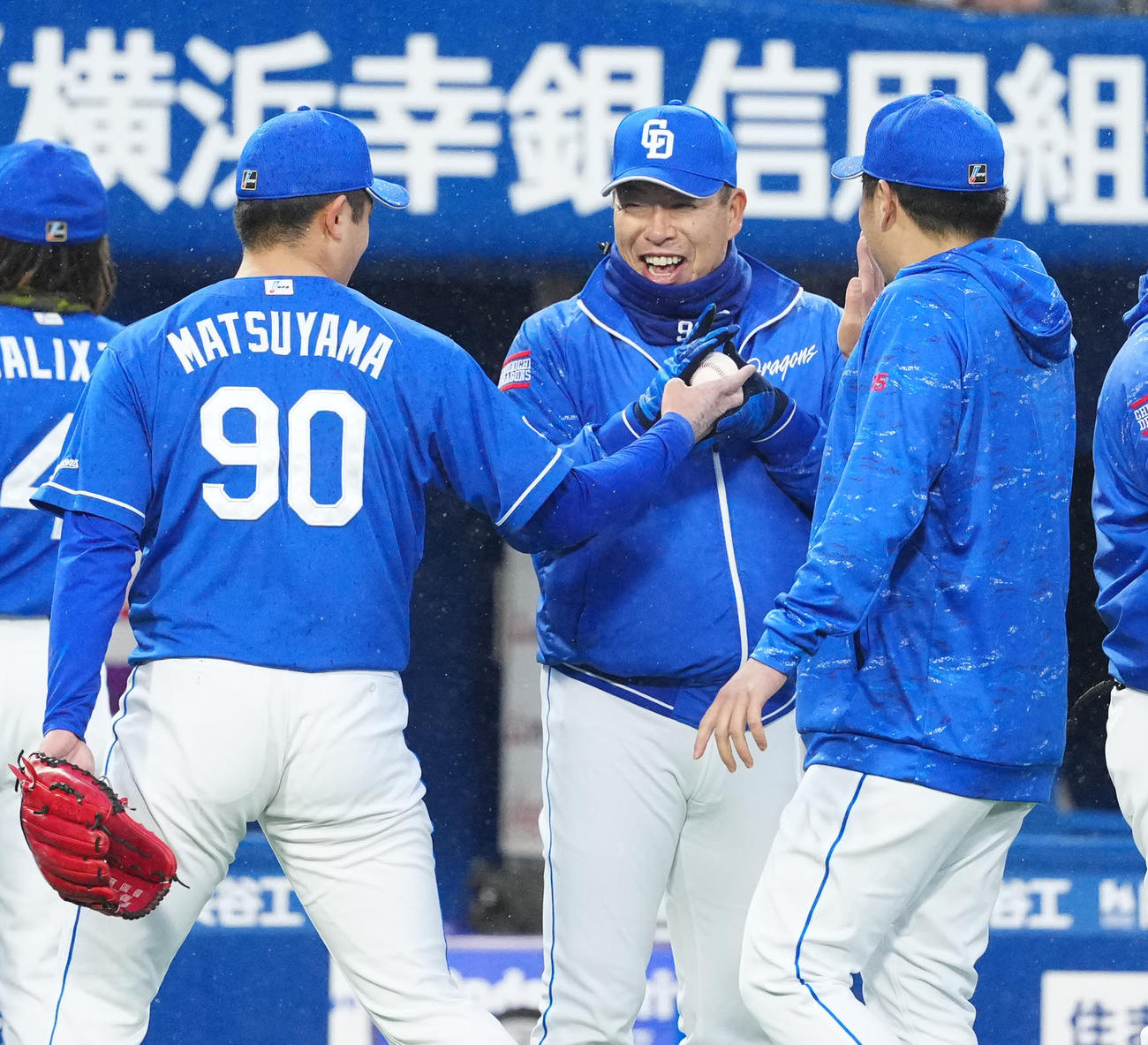 DeNA対中日　試合後、勝利球を中日松山（左）から受け取り笑顔を見せる井上監督（撮影・江口和貴）