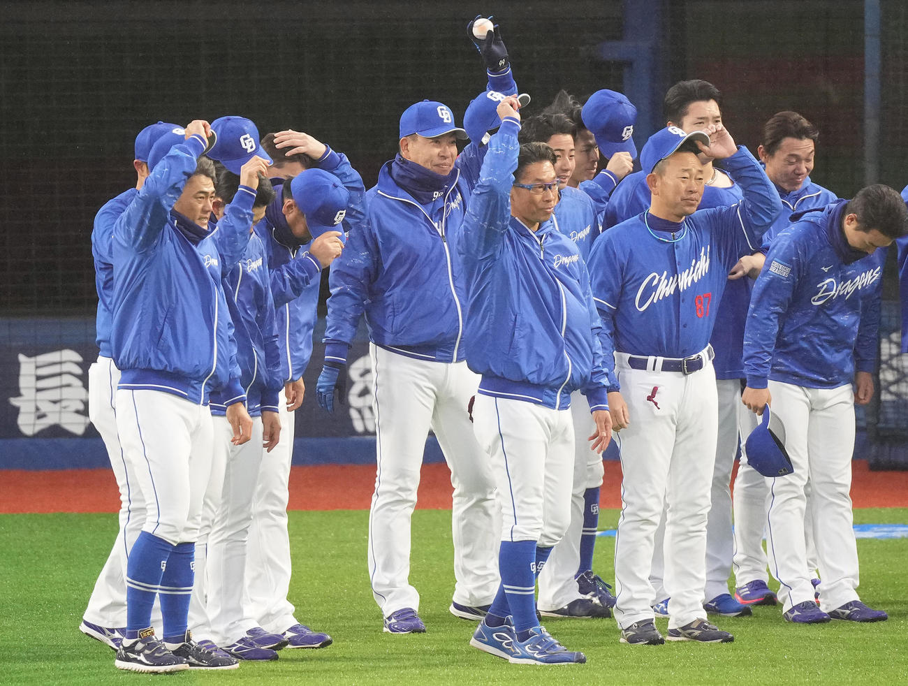 DeNA対中日　ウイニングボールを手にファンの声援に応える中日井上監督（中央）（撮影・鈴木みどり）