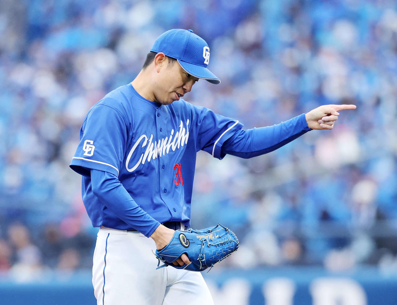 DeNA対中日　6回裏、DeNAの攻撃を抑えベンチに引き揚げる中日松葉（撮影・鈴木正人）　