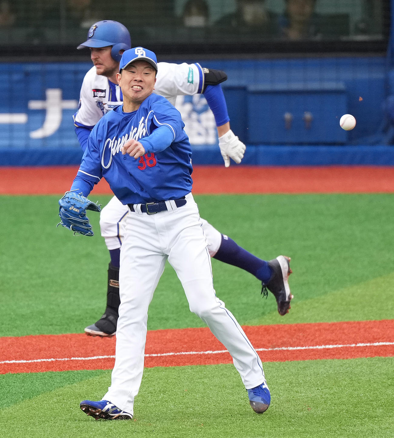 DeNA対中日　3回裏DeNA1死一塁、バウアーのバント球を二塁へ悪送球する投手松葉（撮影・鈴木みどり）