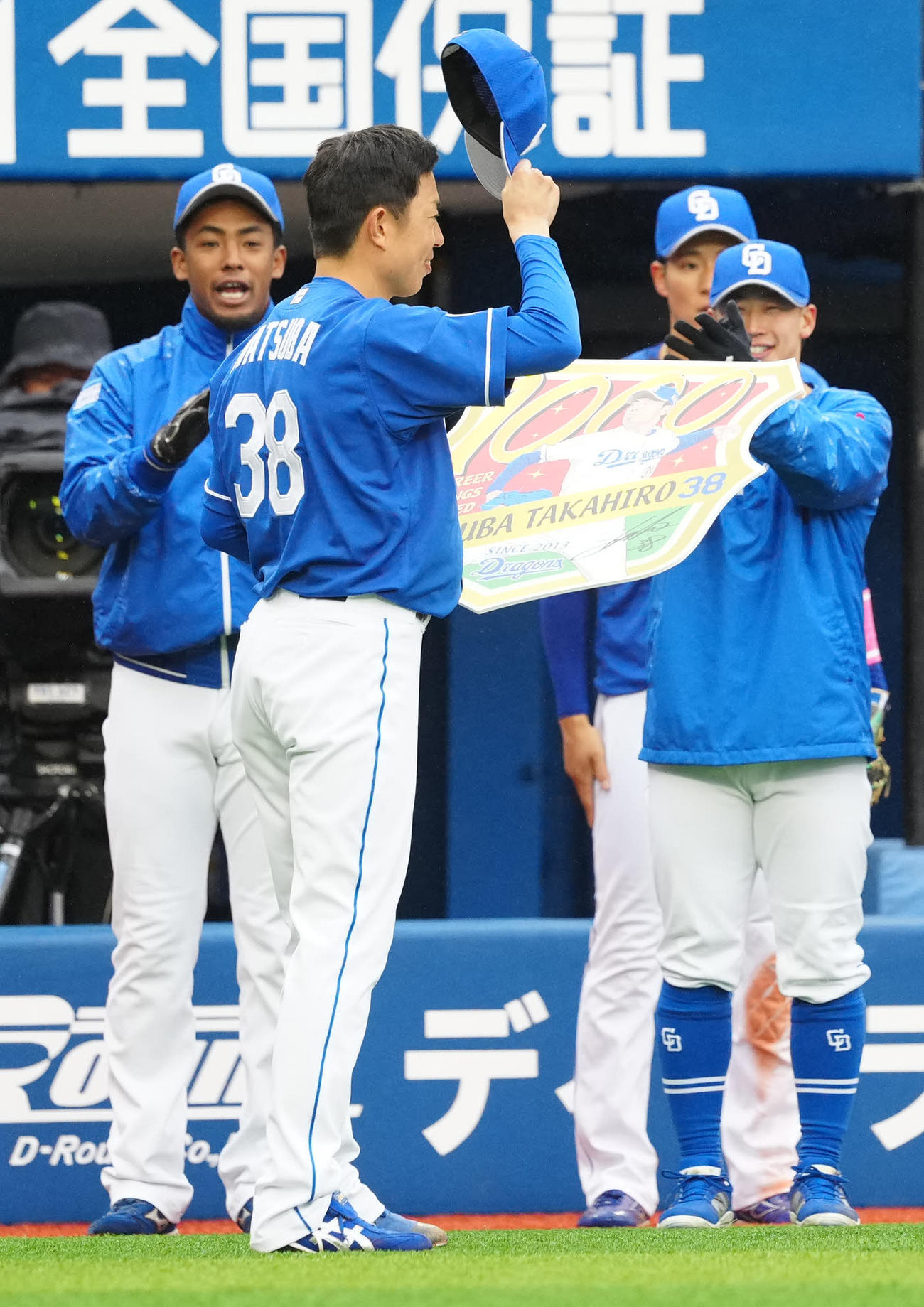 DeNA対中日　6回裏終了後、通算1000回投球を達成し中日ファンにあいさつする松葉（撮影・江口和貴）
