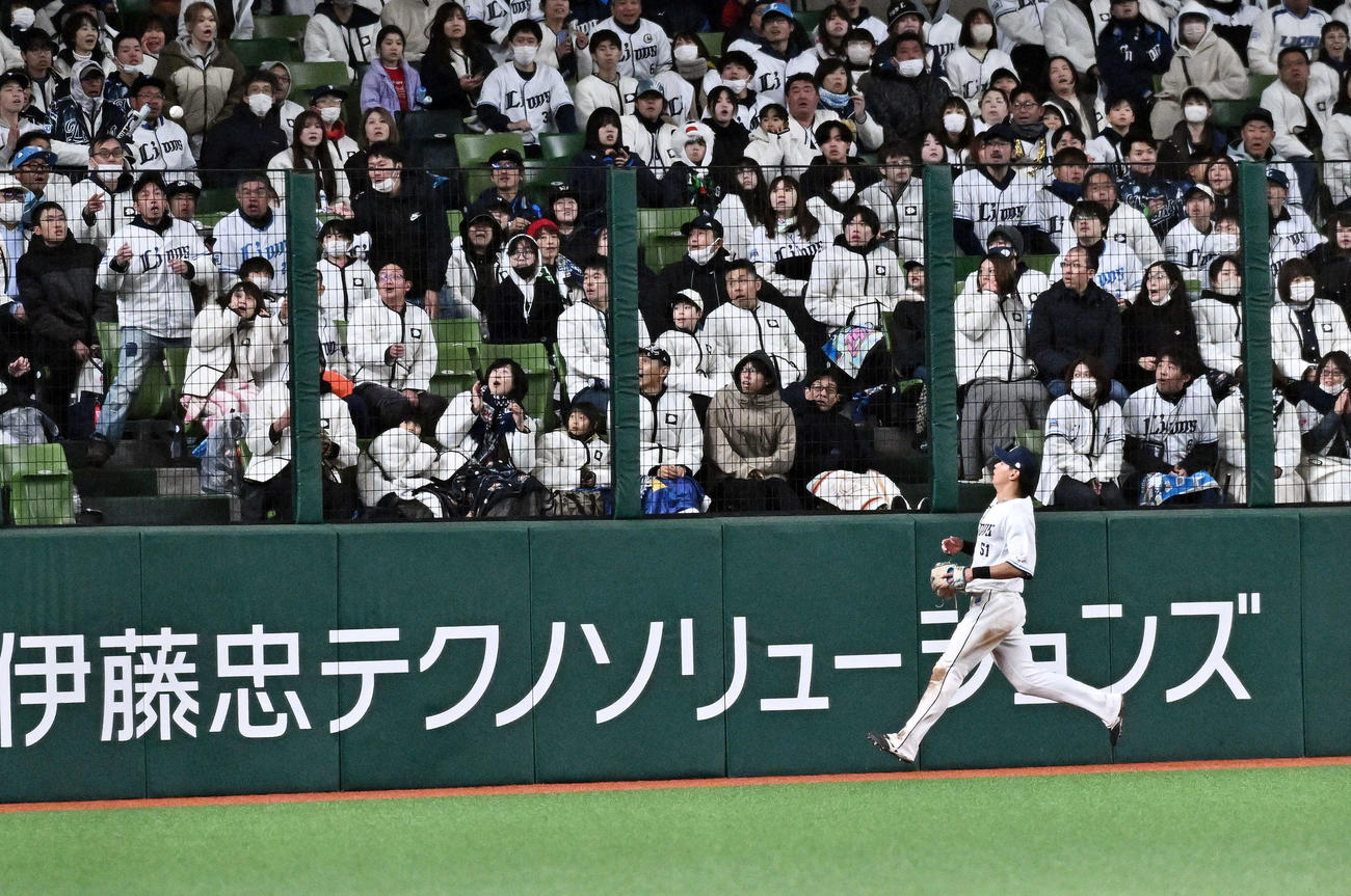 西武対日本ハム　10回表日本ハム2死、郡司のエンタイトルツーベースの打球を見送る中堅手西川（撮影・滝沢徹郎）