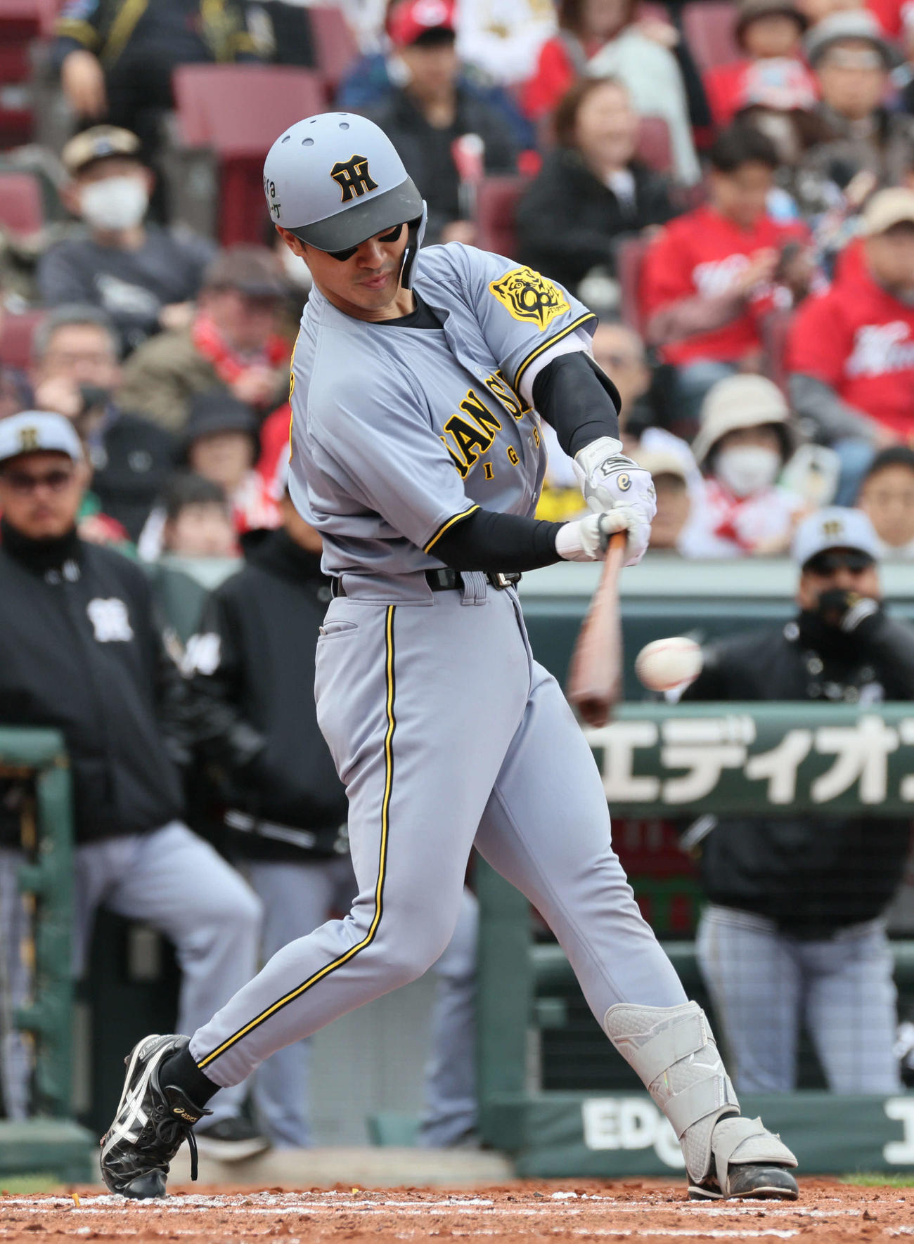 広島対阪神　3回表阪神無死、坂本は左前打を放つ（撮影・加藤孝規）