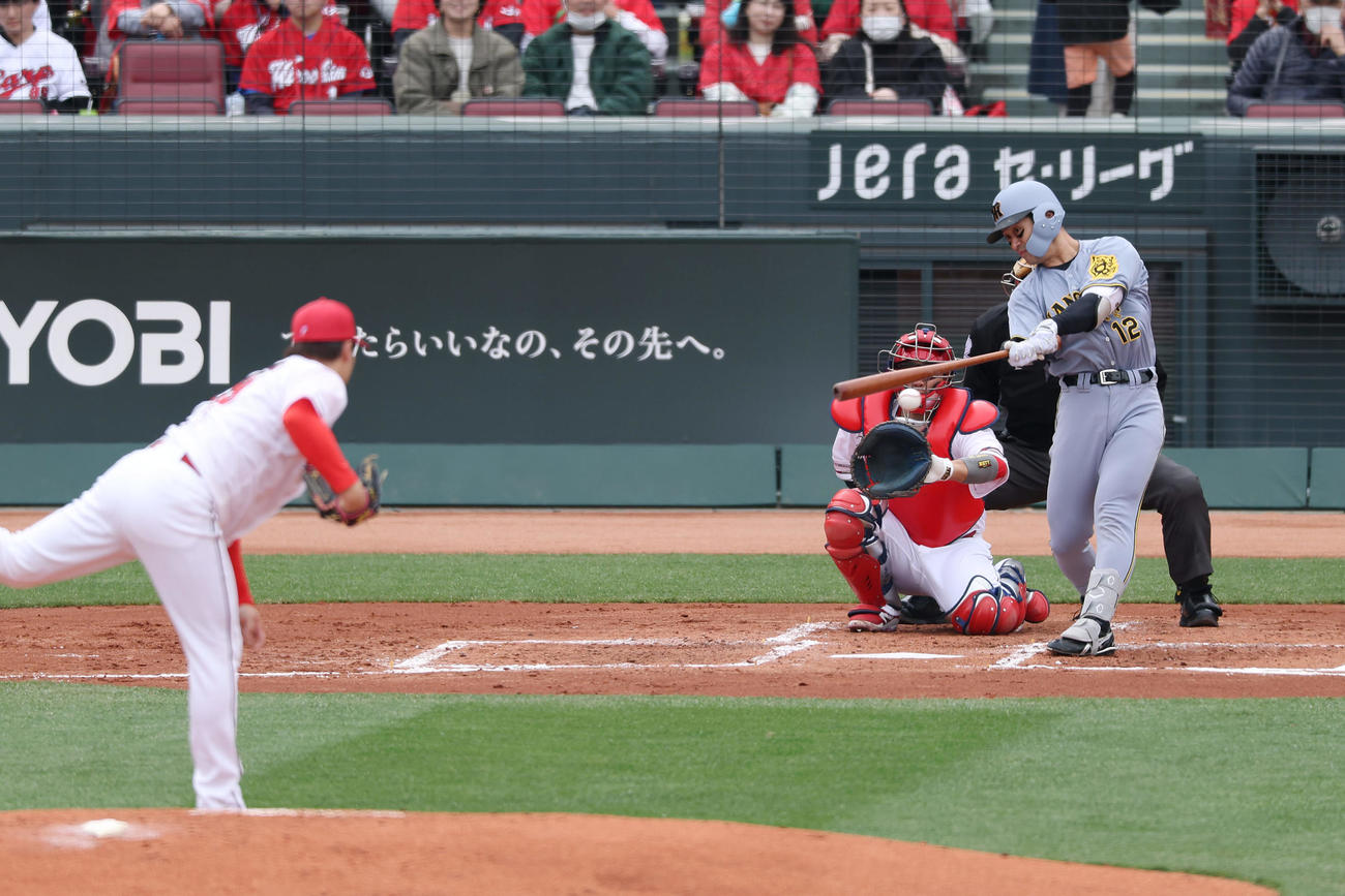 広島対阪神　3回表阪神無死、左前打を放つ坂本。投手床田（撮影・前田充）