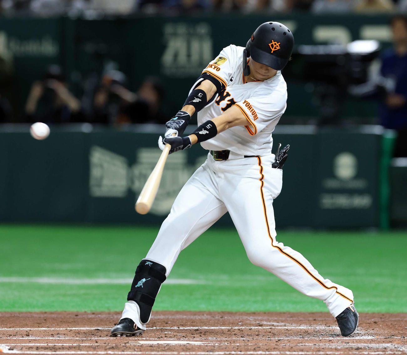 巨人対ヤクルト　2回裏巨人無死一、二塁、門脇は2点適時二塁打を放つ（撮影・浅見桂子）