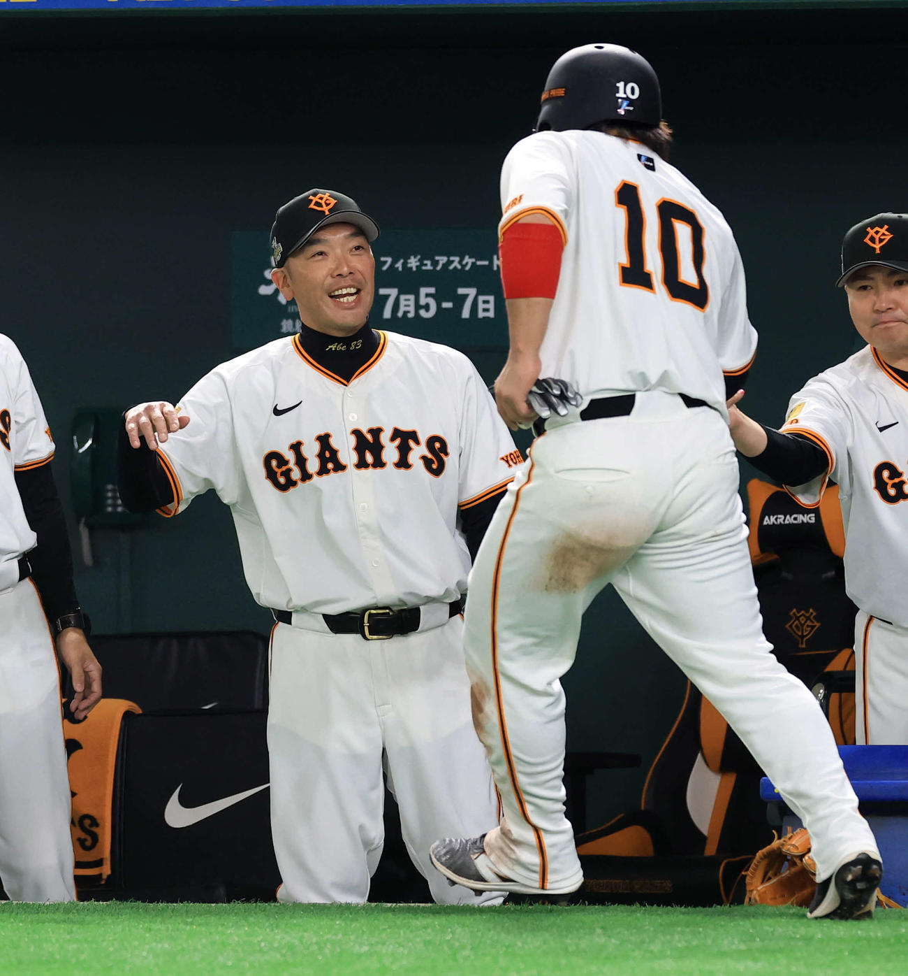 巨人対ヤクルト　2回裏巨人無死一、二塁、門脇が2点適時二塁打で甲斐〔手前）も生還し、笑顔で迎える阿部監督（撮影・浅見桂子）