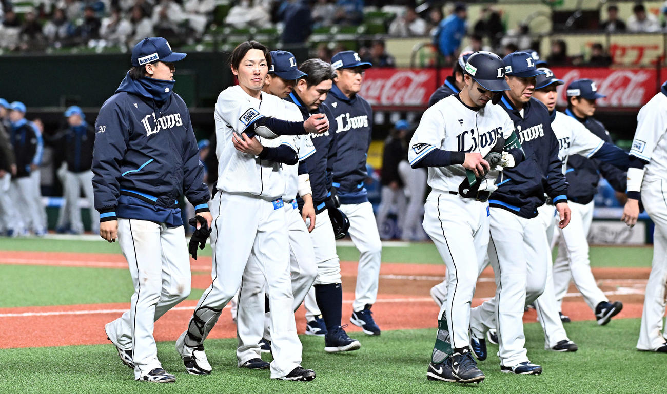 西武対日本ハム　試合に敗れ引き揚げる西武の選手たち（撮影・滝沢徹郎）