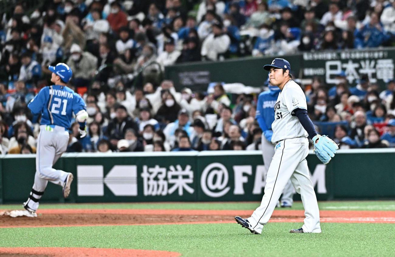 西武対日本ハム　9回表日本ハム2死一、三塁、清宮幸（後方）を二ゴロに打ち取った平良（撮影・滝沢徹郎）