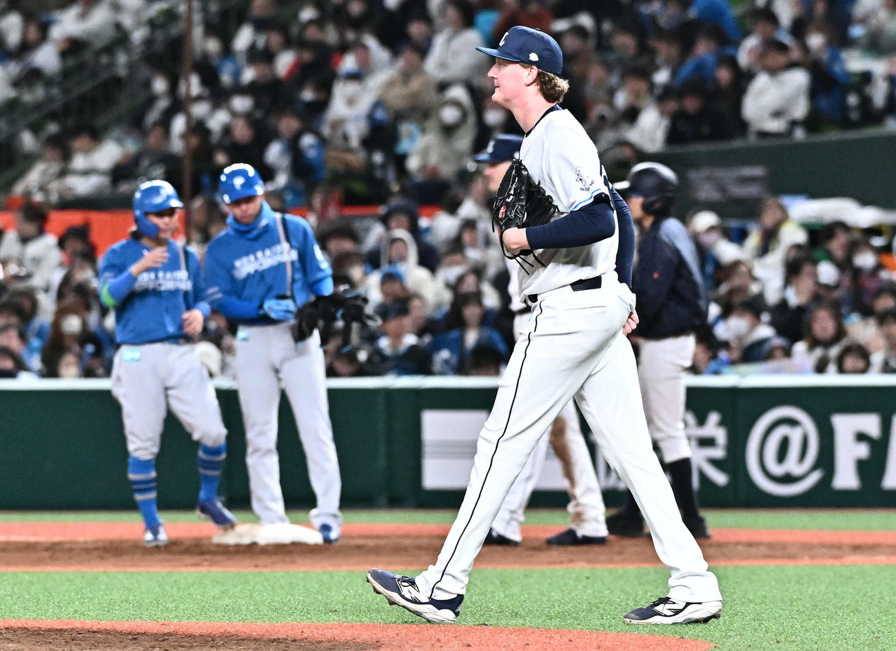 西武対日本ハム　0回表日本ハム2死二、三塁、上川畑に適時打を許したウィンゲンター（手前）（撮影・滝沢徹郎）
