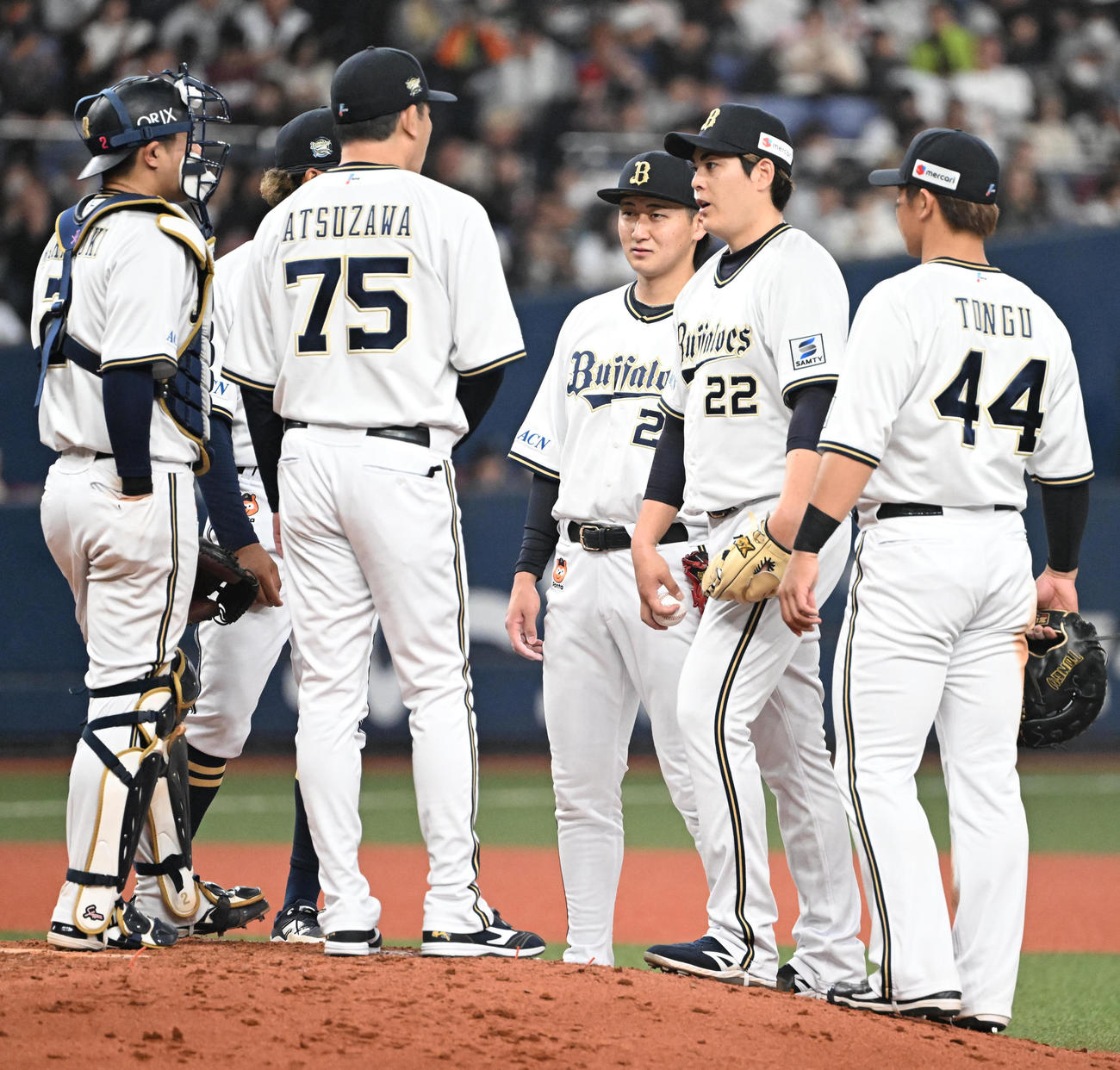 オリックス対楽天　6回表楽天無死一塁、ボークを取られ九里の元に集めるオリックス内野陣（撮影・和賀正仁）