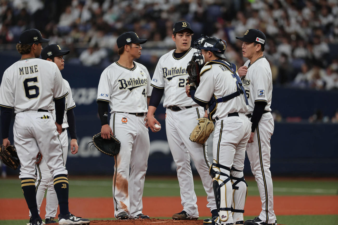 オリックス対楽天　3回表に先制点を許したオリックス九里はなおもピンチが続きナインらの激励を受ける（撮影・西尾就之）
