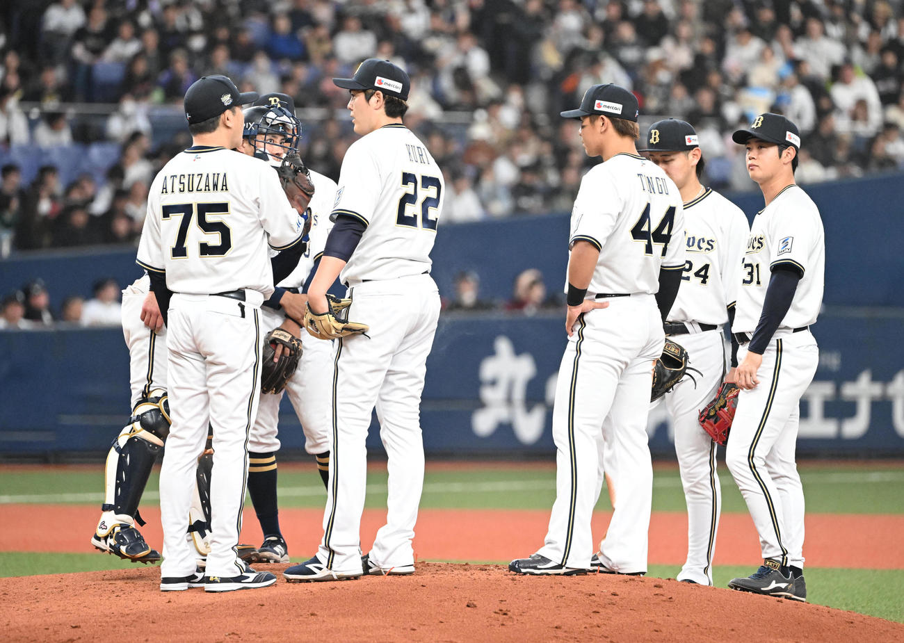 オリックス対楽天　3回表、ピンチを招き九里の元に集まるオリックス内野陣（撮影・和賀正仁）