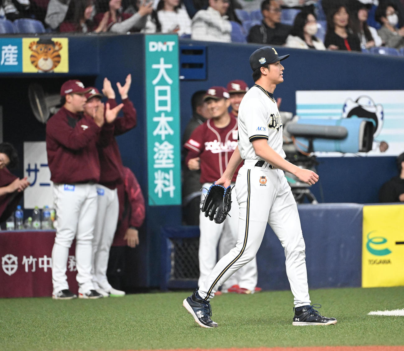 オリックス対楽天　10回表楽天1死一、二塁、阿部寿樹に勝ち越し適時打を浴びた山崎（撮影・和賀正仁）