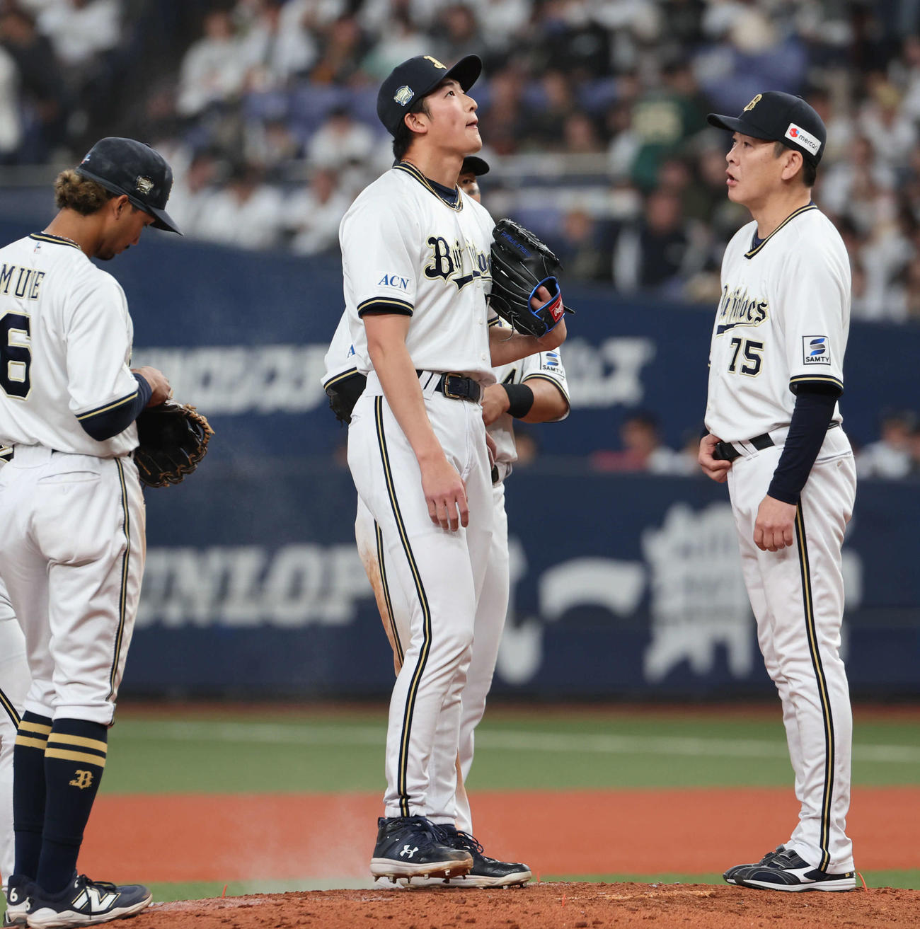 オリックス対楽天　10回表途中から登板したオリックス山崎は連打を許しスコアボードを見上げる（撮影・西尾就之）