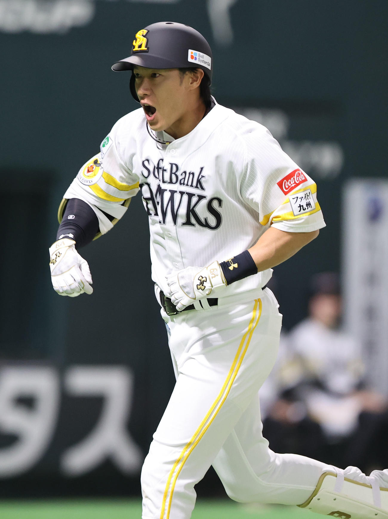 ソフトバンク対ロッテ　5回裏ソフトバンク2死一、二塁、柳田は右中間に逆転となる3点本塁打を放ちベンチへ向かう（撮影・梅根麻紀）