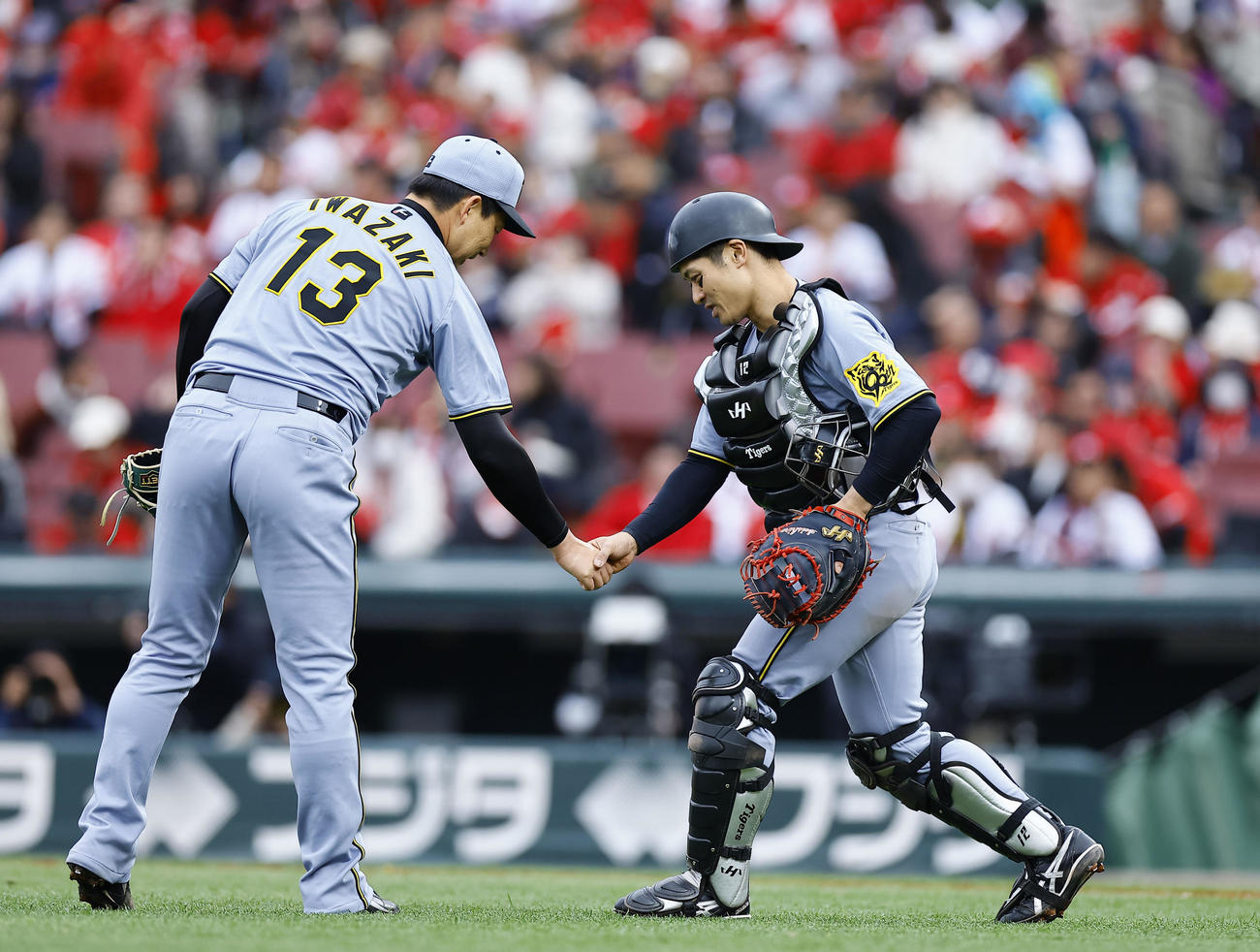広島対阪神　広島に勝利し、坂本（右）と握手を交わす阪神岩崎（撮影・藤尾明華）