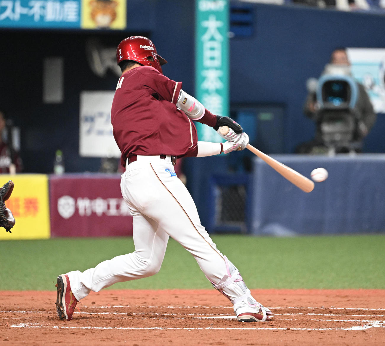 オリックス対楽天　3回表楽天1死、右翼に二塁打を放つ宗山（撮影・和賀正仁）