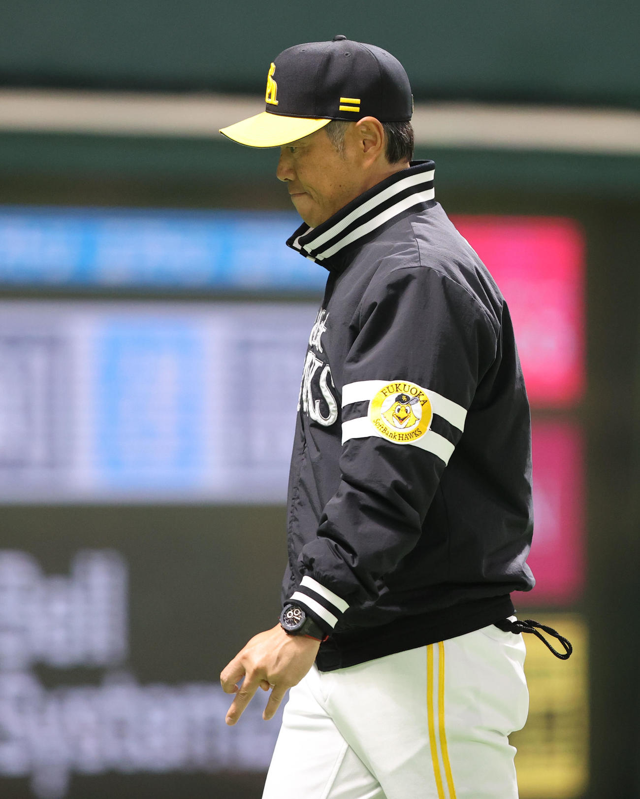 ソフトバンク対ロッテ　審判に選手交代を告げた小久保監督（撮影・梅根麻紀）