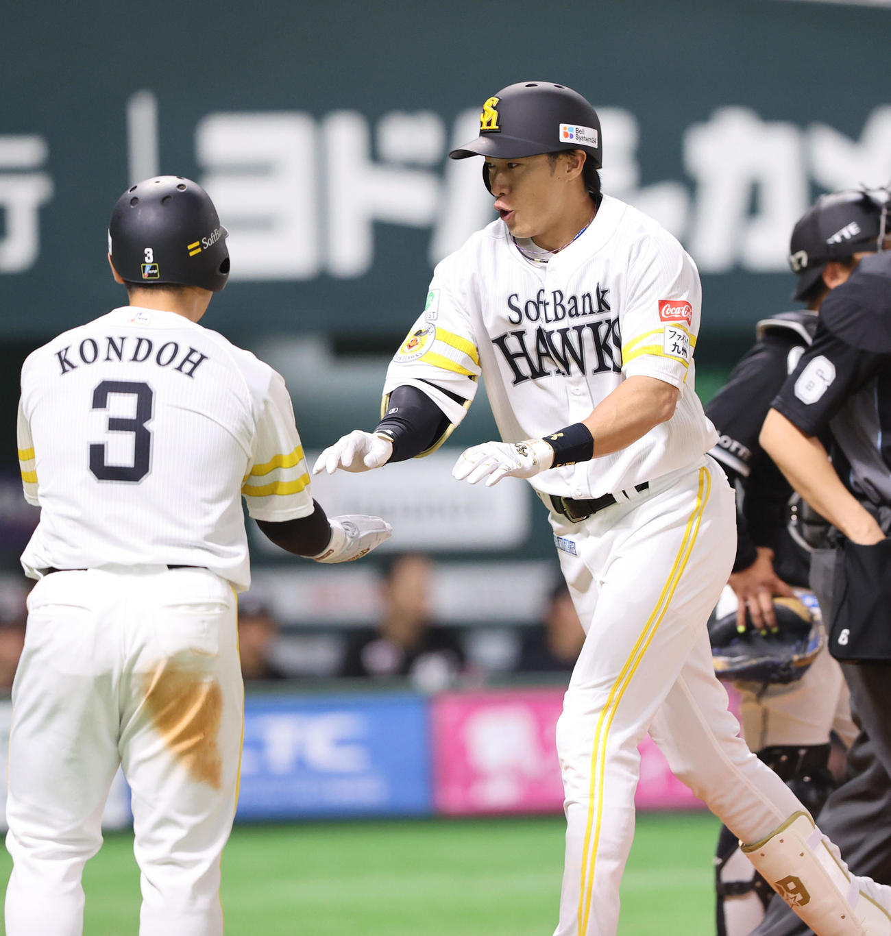 ソフトバンク対ロッテ　5回裏ソフトバンク2死一、二塁、柳田は右中間に逆転となる3点本塁打を放ち近藤とハイタッチ（撮影・梅根麻紀）