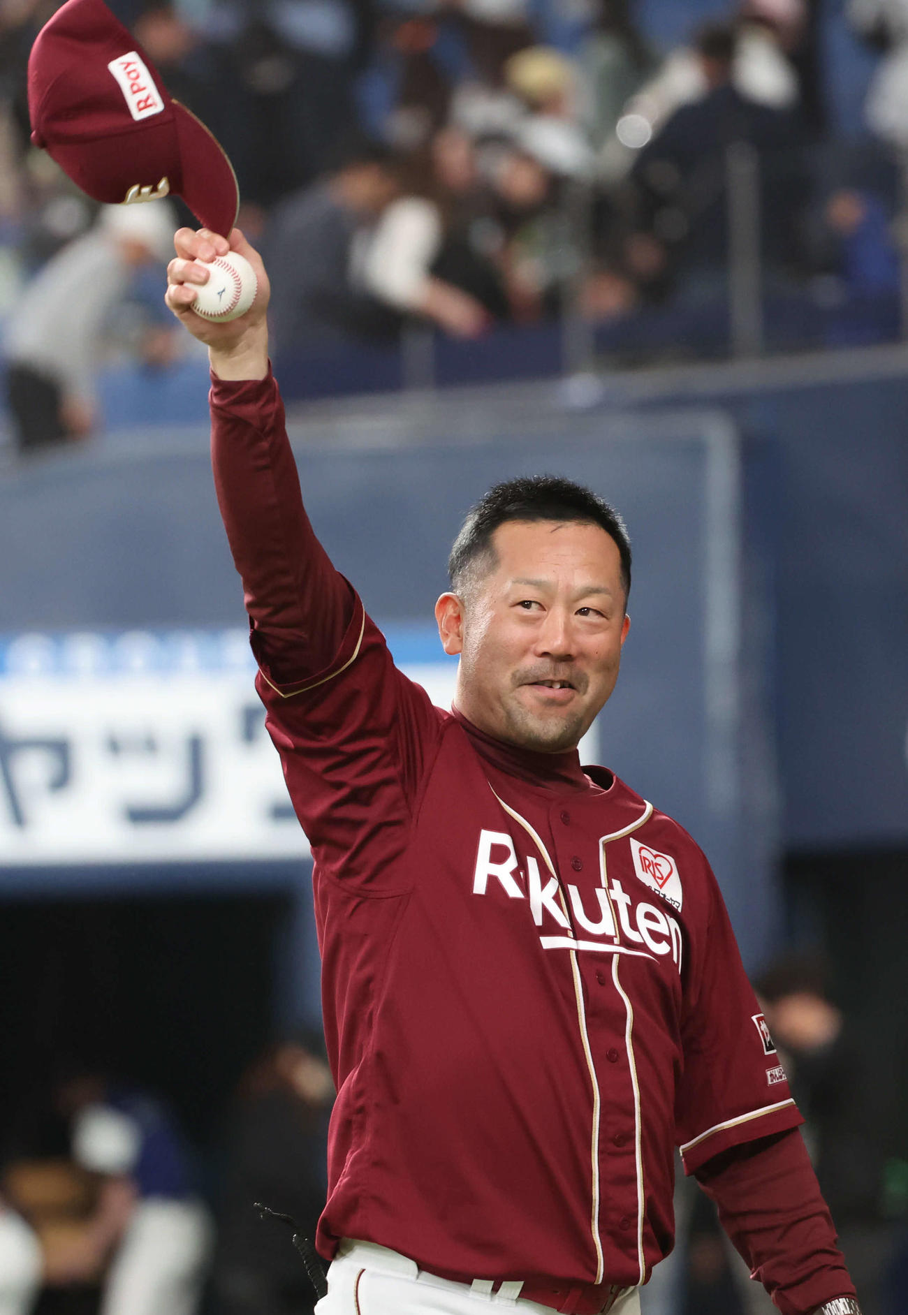 オリックス対楽天　初勝利を挙げた楽天三木監督はスタンドに向かってウイニングボールを掲げる（撮影・西尾就之）