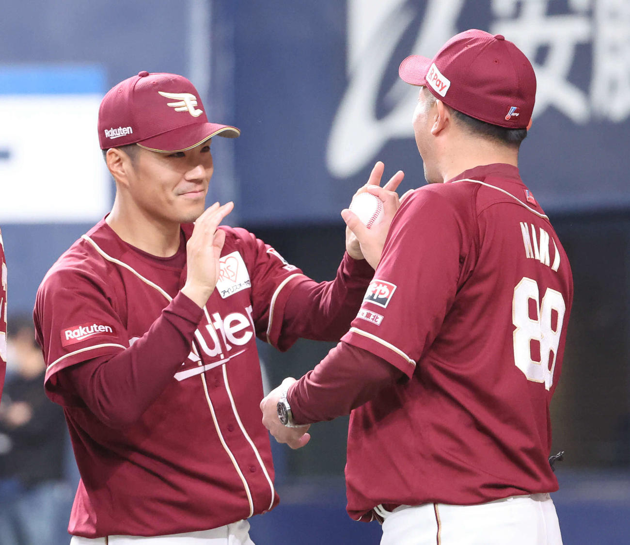 オリックス対楽天　勝利投手となった楽天則本は三木監督にウイニングボールを渡す（撮影・西尾就之）