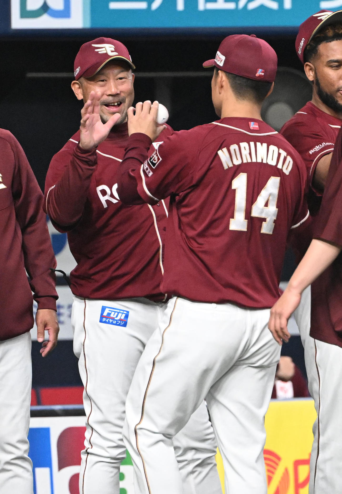 オリックス対楽天　オリックスに勝利し、則本（右）から勝利球を受け取る楽天三木監督（撮影・和賀正仁）