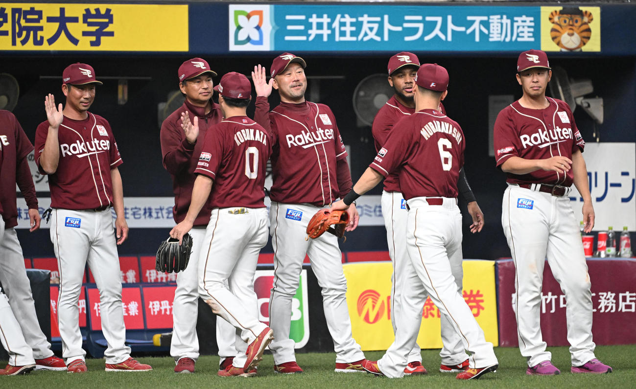 オリックス対楽天　オリックスに勝利し、ナインとタッチする楽天三木監督（撮影・和賀正仁）
