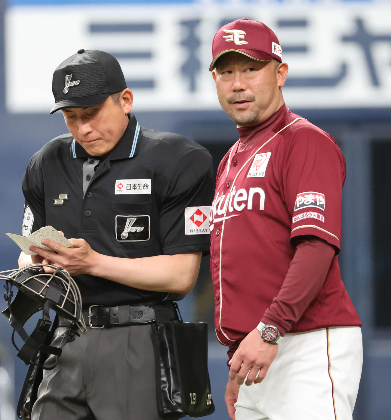 オリックス対楽天　6回の攻撃を終え、選手交代を告げる楽天三木監督（撮影・西尾就之）