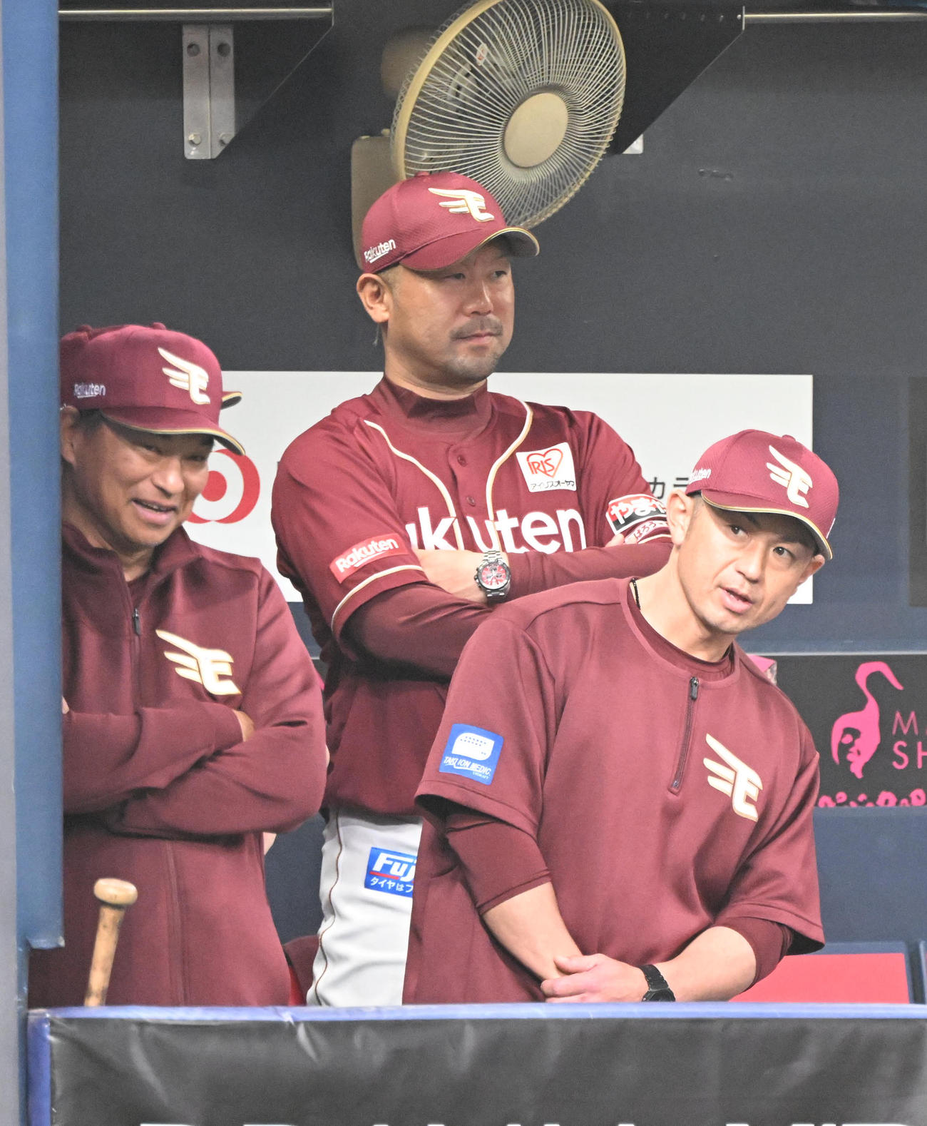 オリックス対楽天　3回、ピンチにベンチで腕組みをする楽天三木監督（撮影・和賀正仁）