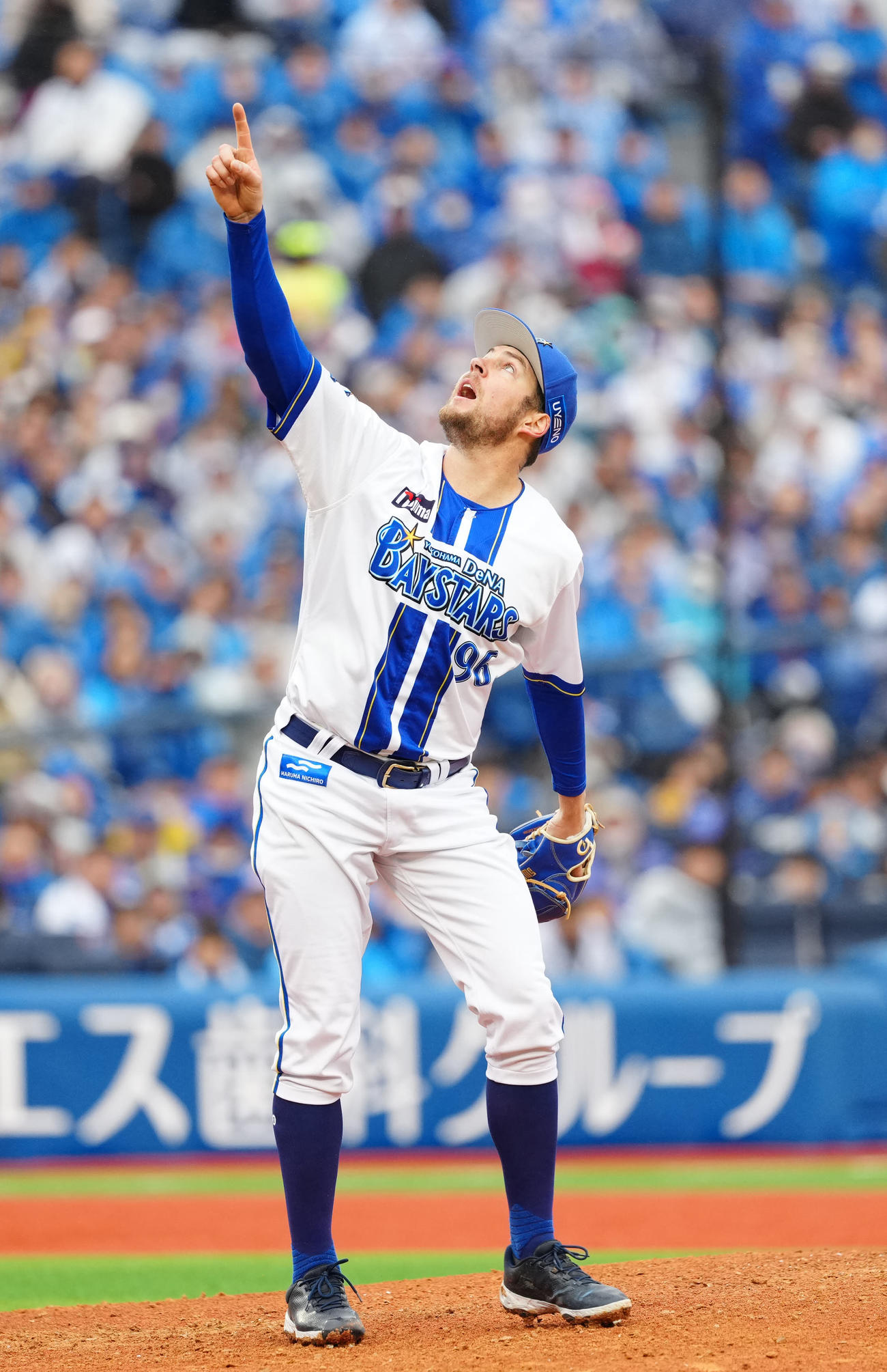 DeNA対中日　4回表中日無死満塁、二飛となった木下の打球の行方を指さすバウアー（撮影・江口和貴）
