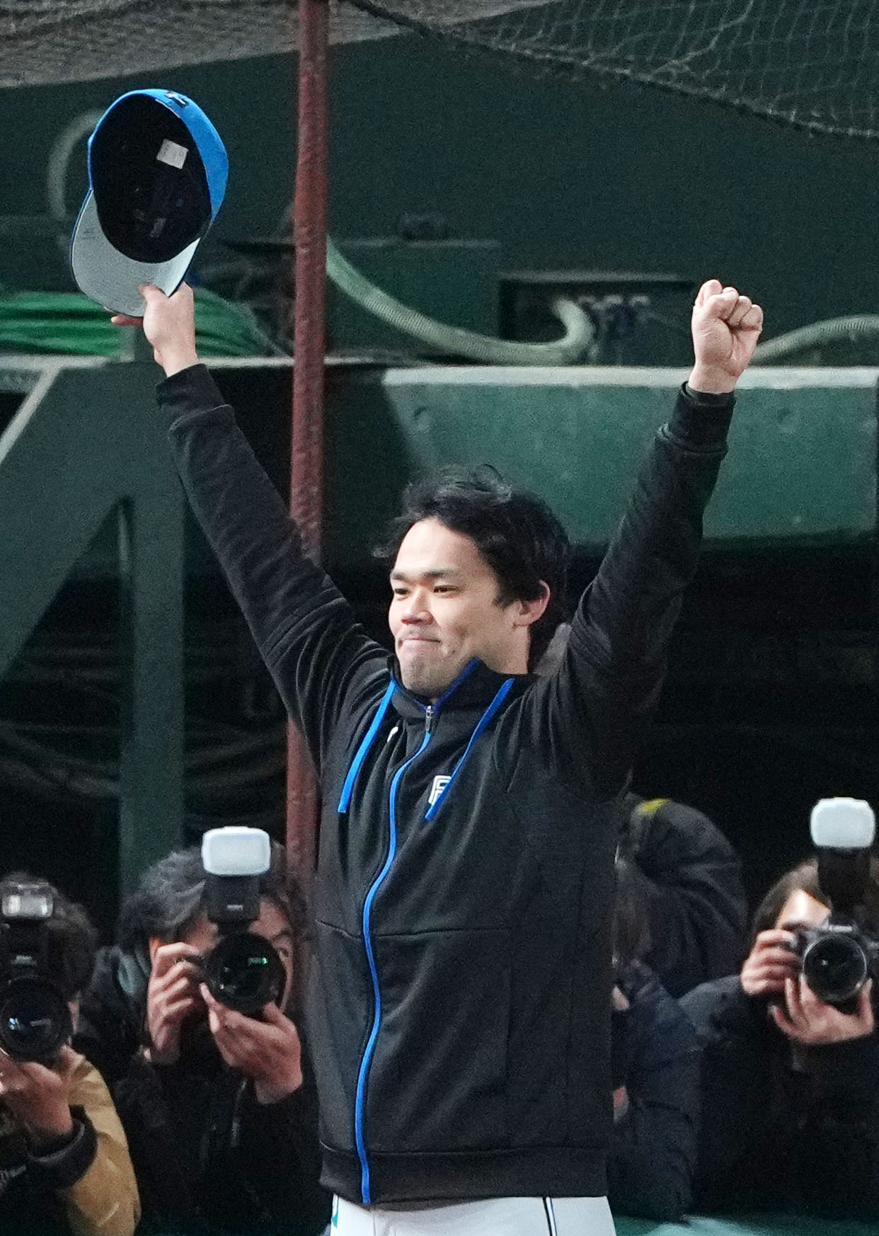 西武対日本ハム　試合を終え声援に応える日本ハム福谷（撮影・横山健太）