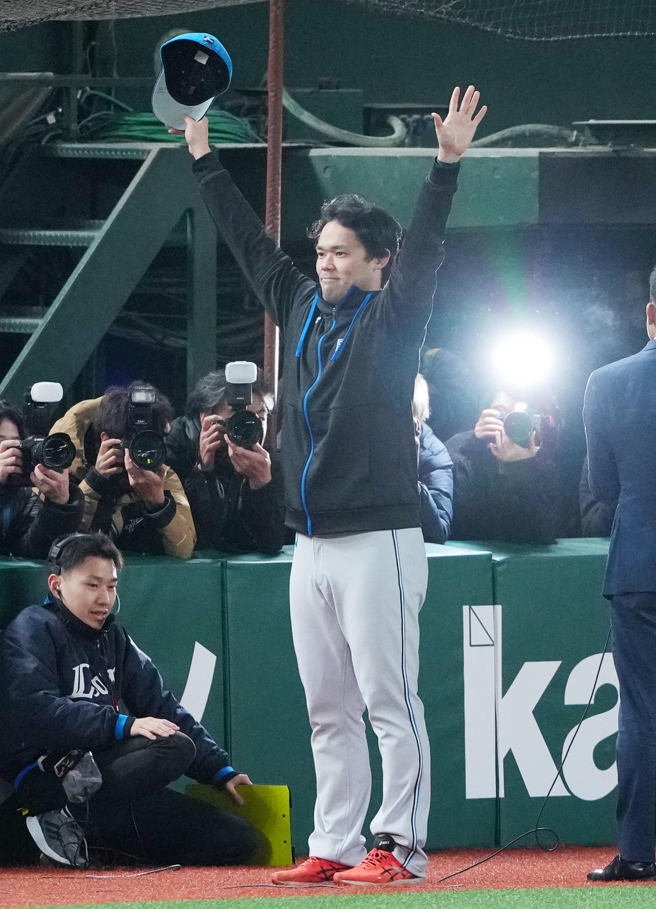 西武対日本ハム　試合を終え声援に応える日本ハム福谷（撮影・横山健太）