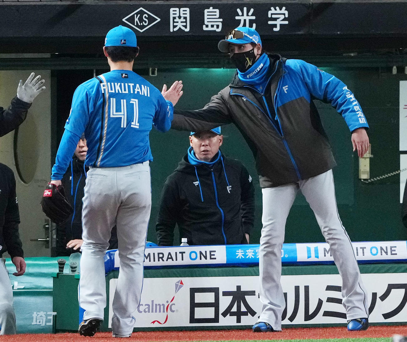 西武対日本ハム　9回裏を無失点に抑えた日本ハム福谷（左）をタッチで迎える新庄監督（撮影・横山健太）