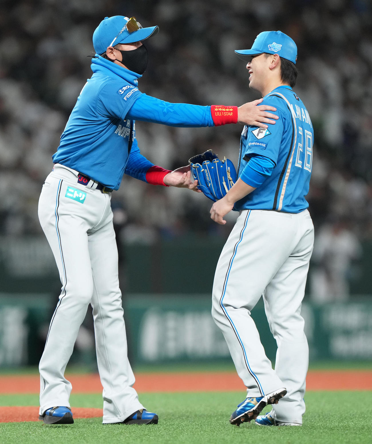 西武対日本ハム　8回、日本ハム新庄監督は投手交代を告げマウンドを河野にたくす（撮影・足立雅史）