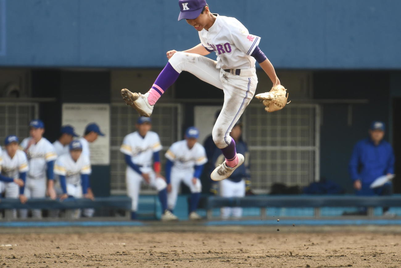 小諸対取手　7回表、小諸の3番手投手櫻井は最後の打者を三ゴロに仕留め大きくジャンプ（撮影・久我悟）